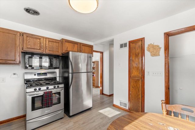 820 S 91st STREET, West Allis, WI 53214