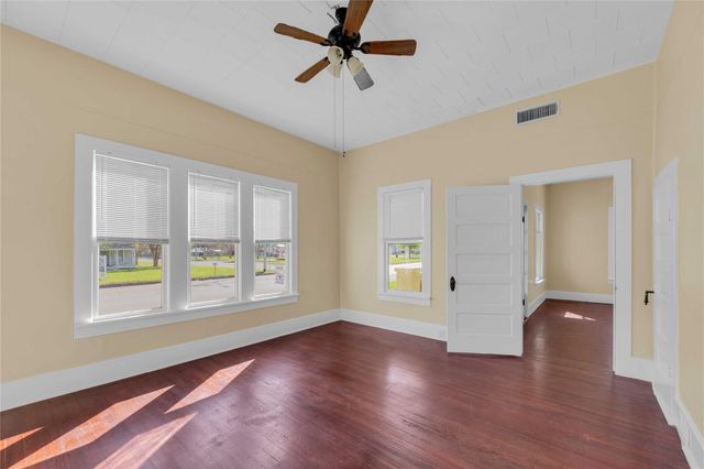 758 S Jefferson Street, La Grange, TX 78945