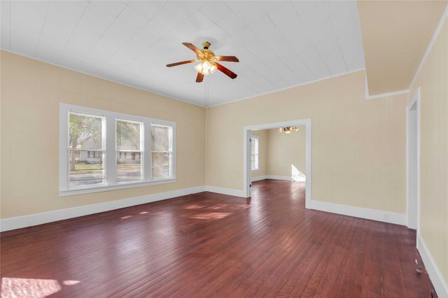 758 S Jefferson Street, La Grange, TX 78945