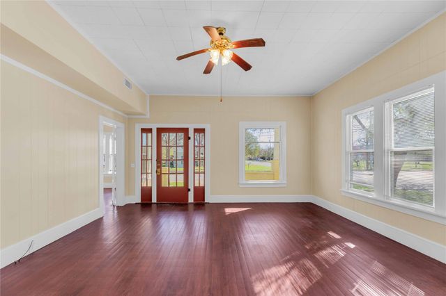 758 S Jefferson Street, La Grange, TX 78945