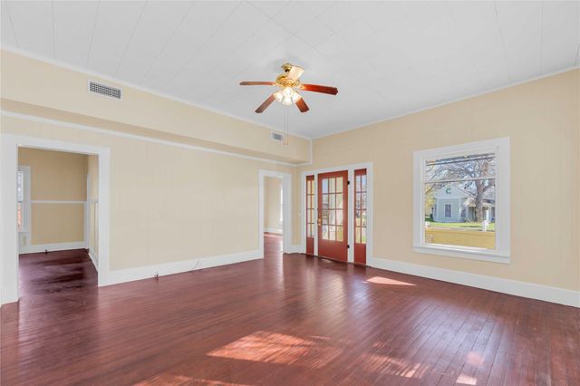 758 S Jefferson Street, La Grange, TX 78945