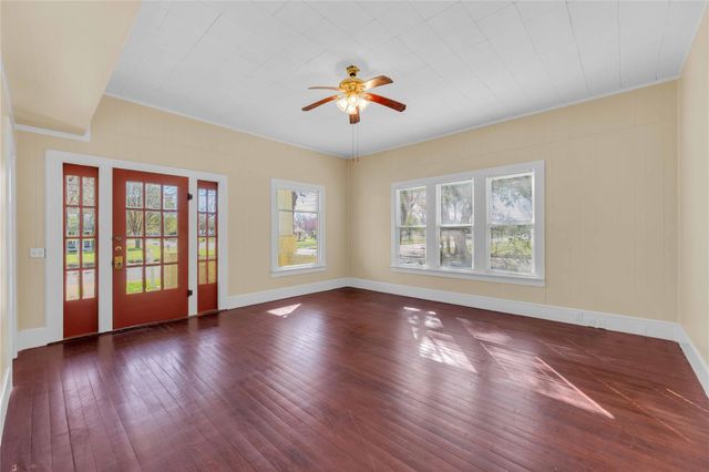 758 S Jefferson Street, La Grange, TX 78945