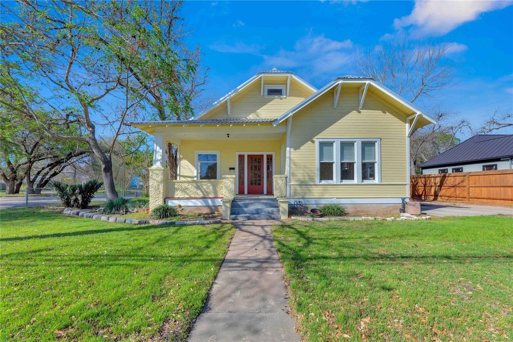 758 S Jefferson Street, La Grange, TX 78945