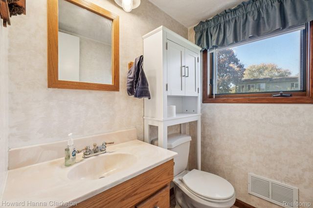 149 N Williams Lake Road, White Lake Charter Township, MI 48386