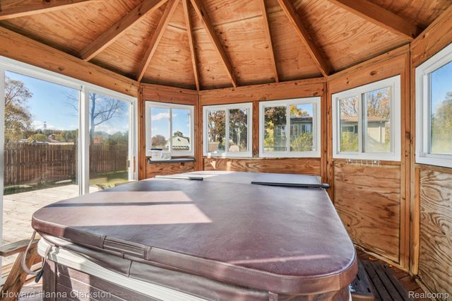 149 N Williams Lake Road, White Lake Charter Township, MI 48386