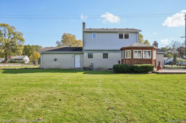 149 N Williams Lake Road, White Lake Charter Township, MI 48386