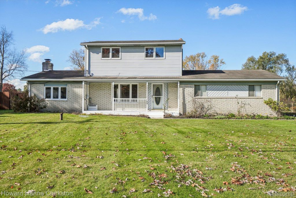 149 N Williams Lake Road, White Lake Charter Township, MI 48386