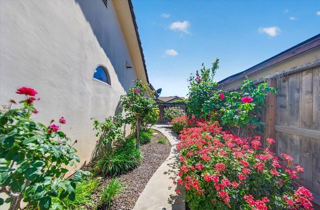 4678 W Rosetta, Fresno, CA 93722
