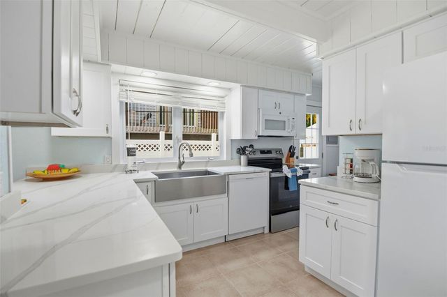 2508 AVENUE B, Bradenton Beach, FL 34217