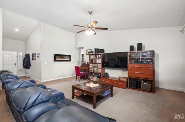 9000 Farmington Way, Bakersfield, CA 93313