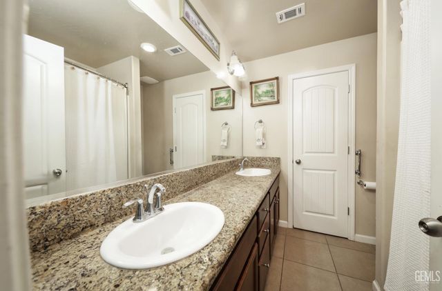 9000 Farmington Way, Bakersfield, CA 93313