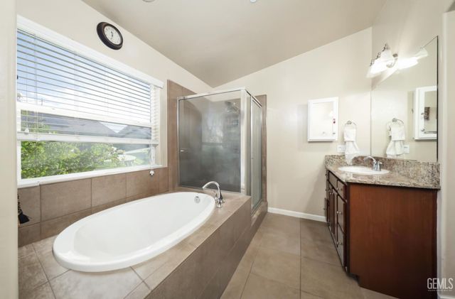 9000 Farmington Way, Bakersfield, CA 93313