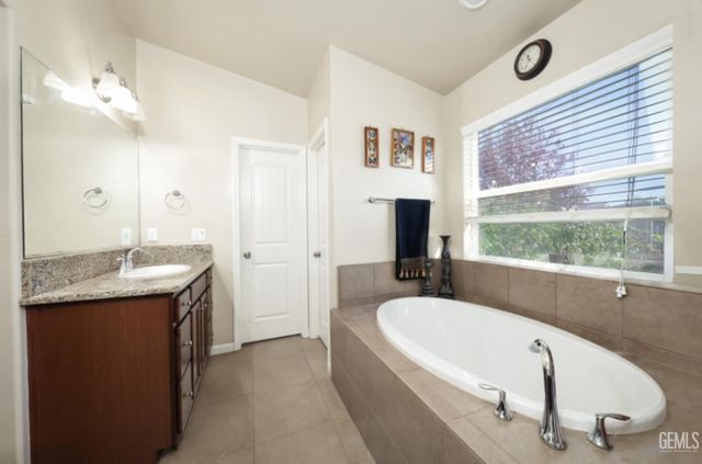 9000 Farmington Way, Bakersfield, CA 93313