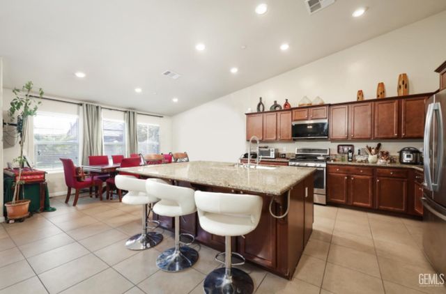 9000 Farmington Way, Bakersfield, CA 93313