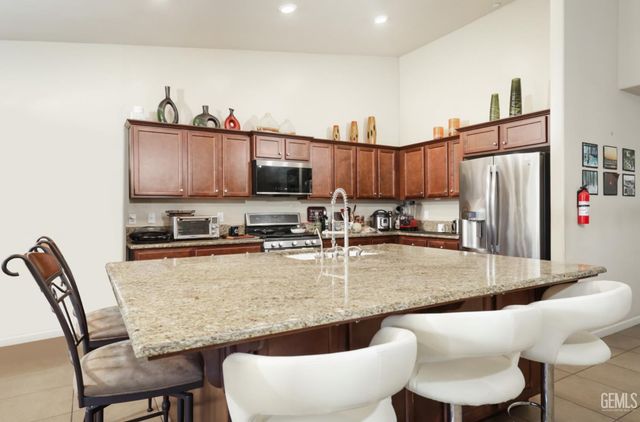 9000 Farmington Way, Bakersfield, CA 93313