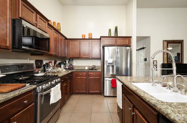 9000 Farmington Way, Bakersfield, CA 93313