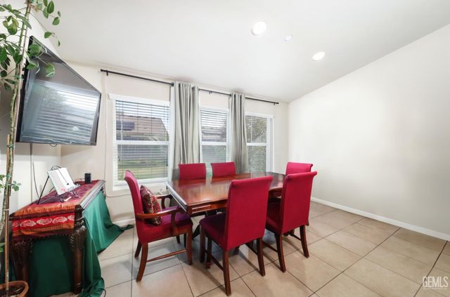 9000 Farmington Way, Bakersfield, CA 93313