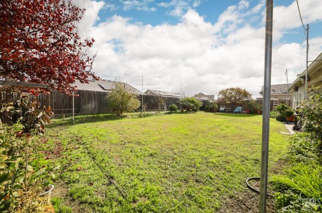 9000 Farmington Way, Bakersfield, CA 93313