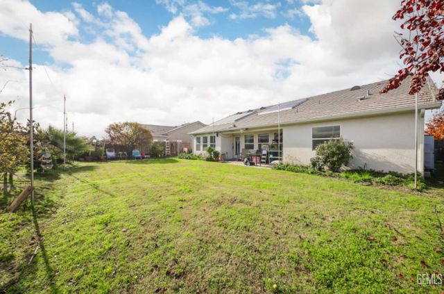 9000 Farmington Way, Bakersfield, CA 93313