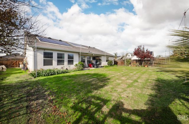 9000 Farmington Way, Bakersfield, CA 93313