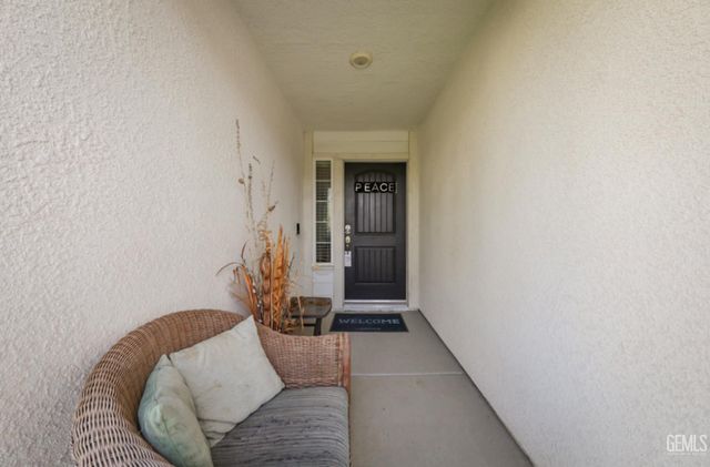 9000 Farmington Way, Bakersfield, CA 93313