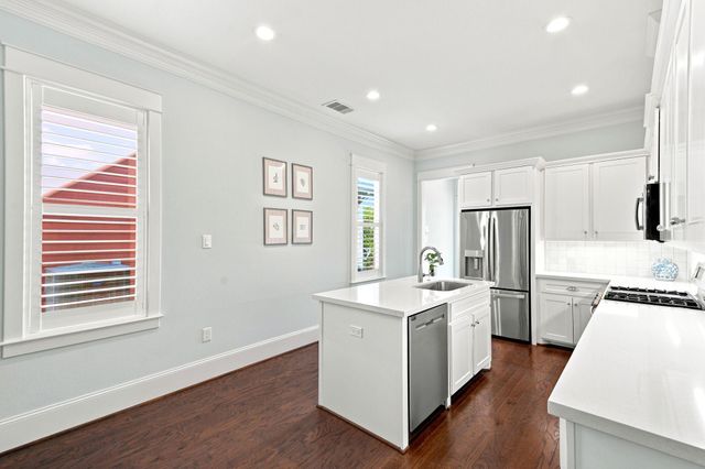 5 Duval Street, Galveston, TX 77554