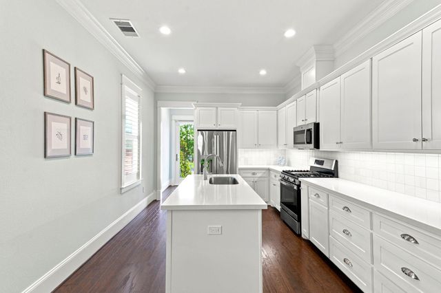 5 Duval Street, Galveston, TX 77554
