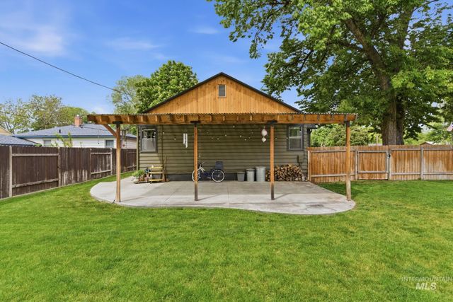 404 S Juniper St, Nampa, ID 83686