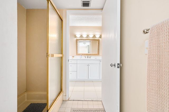 5751 Camino Del Sol 403, Boca Raton, FL 33433