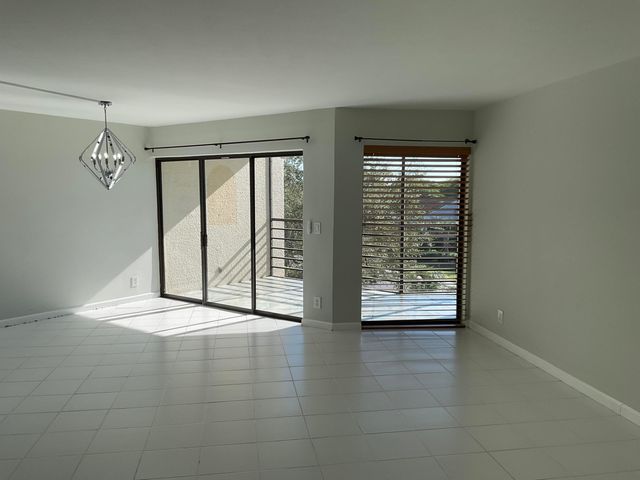 5751 Camino Del Sol 403, Boca Raton, FL 33433