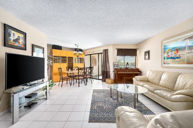 5751 Camino Del Sol 403, Boca Raton, FL 33433