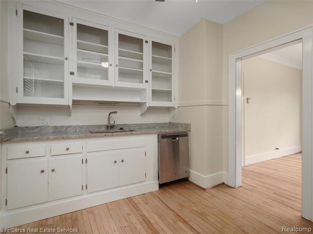 1102 Beaconsfield Avenue, Grosse Pointe, MI 48230