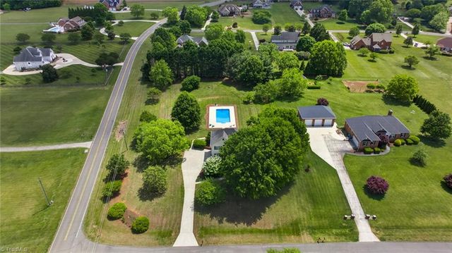 252 Country Circle, Advance, NC 27006