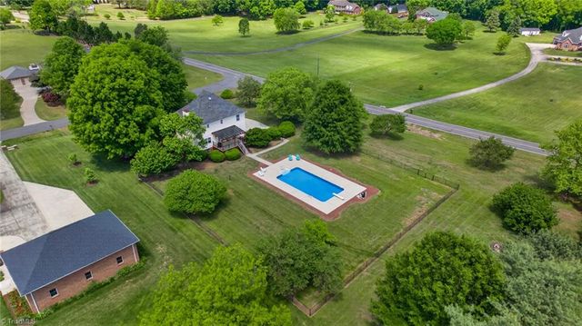252 Country Circle, Advance, NC 27006