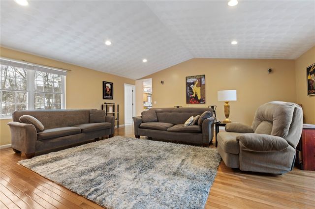 15 Gilcrest Drive, West Warwick, RI 02893