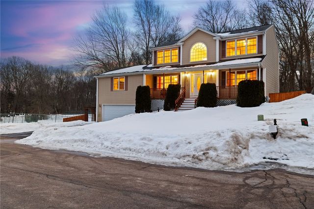 15 Gilcrest Drive, West Warwick, RI 02893