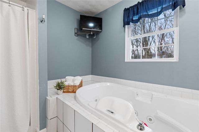 15 Gilcrest Drive, West Warwick, RI 02893