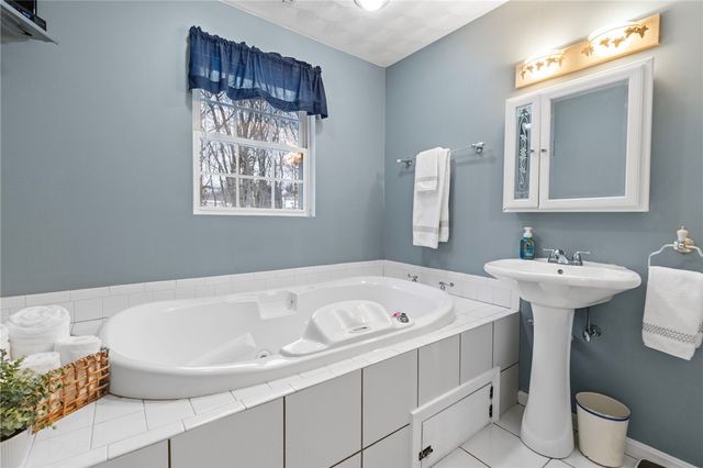 15 Gilcrest Drive, West Warwick, RI 02893