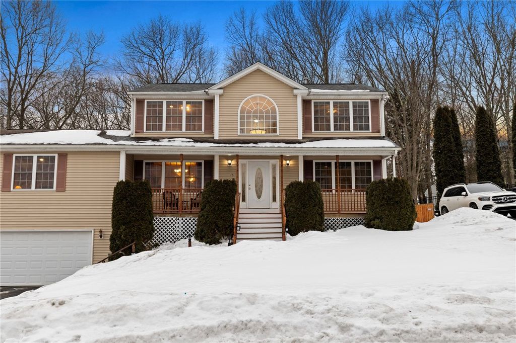 15 Gilcrest Drive, West Warwick, RI 02893