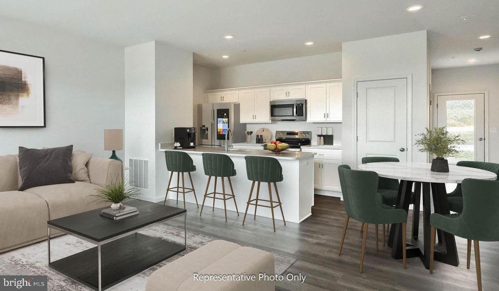 Image 2 of property listing at 26 N CONIFER DR, Elizabethtown, PA 17022