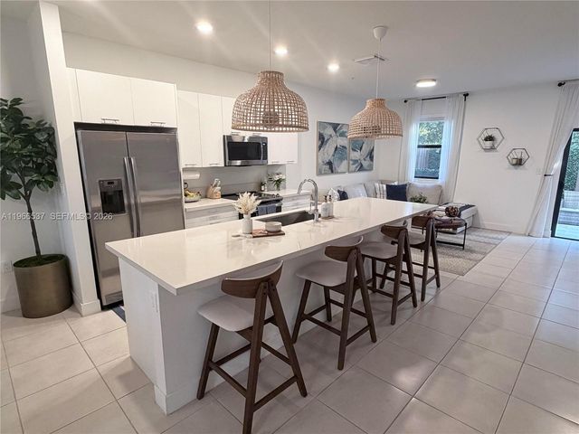 10407 NW 82nd St 5, Doral, FL 33178