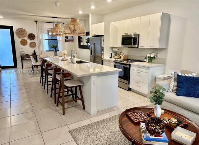 10407 NW 82nd St 5, Doral, FL 33178