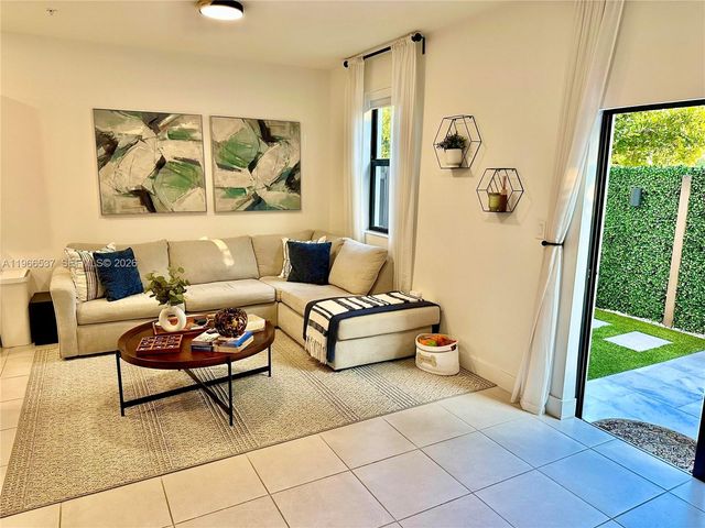 10407 NW 82nd St 5, Doral, FL 33178