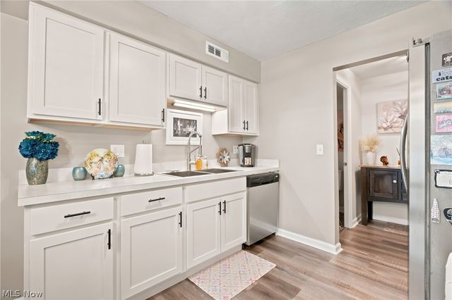 20468 Williamsburg Court 208C, Middleburg Heights, OH 44130