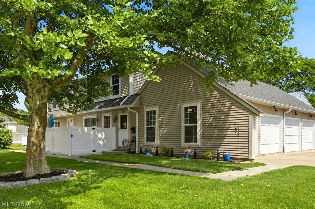 20468 Williamsburg Court 208C, Middleburg Heights, OH 44130