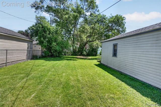 9709 Park Avenue, Allen Park, MI 48101