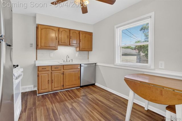 9709 Park Avenue, Allen Park, MI 48101