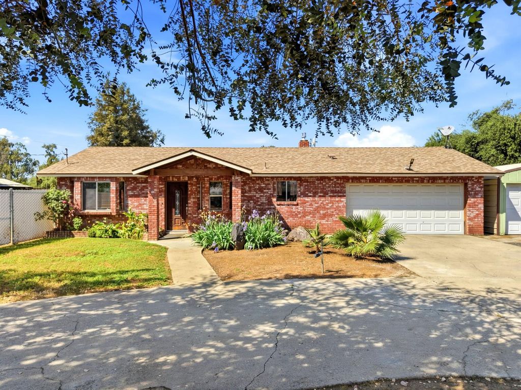 Image 1 of property listing at 24053 Road 212, Lindsay, CA 93247