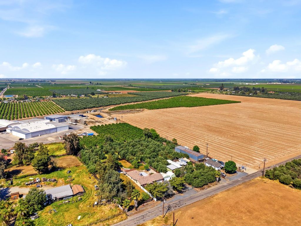 Image 12 of property listing at 24053 Road 212, Lindsay, CA 93247