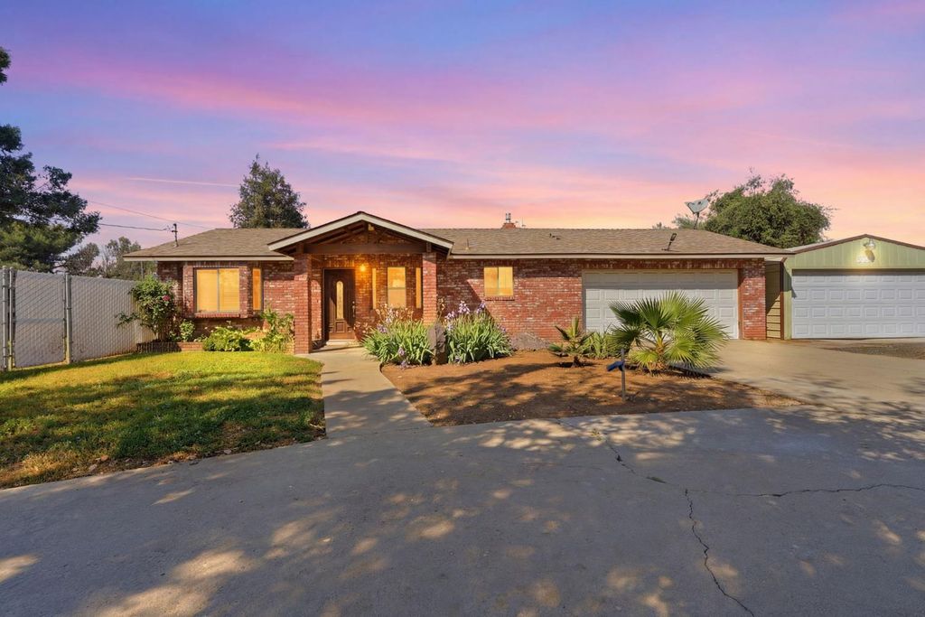 Image 2 of property listing at 24053 Road 212, Lindsay, CA 93247